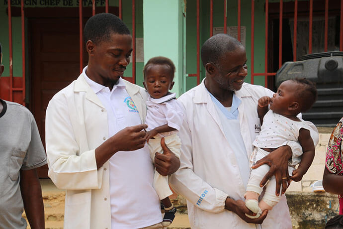 Les docteurs Dalton Takoy (à gauche) et Michel Sakaungu, médecin directeur (au centre), examinent les nourrissons nés au Centre Hospitalier Méthodiste Lokole. Grâce à l'expertise de ces médecins et au programme MNCH, des complications autrefois fatales sont désormais détectées et traitées, permettant à des femmes comme Marie et Aimérance de porter la vie. Photo de Chadrack Tambwe Londe, UM News.