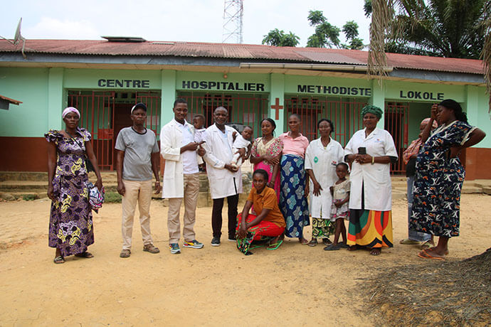 L'équipe médicale, les mères bénéficiaires et les membres de la communauté devant le Centre Hospitalier Méthodiste Lokole à Kindu, en République Démocratique du Congo. L'établissement est au cœur de la stratégie de l'Église pour réduire la mortalité maternelle et infantile dans la région du Maniema. Photo de Chadrack Tambwe Londe, UM News.