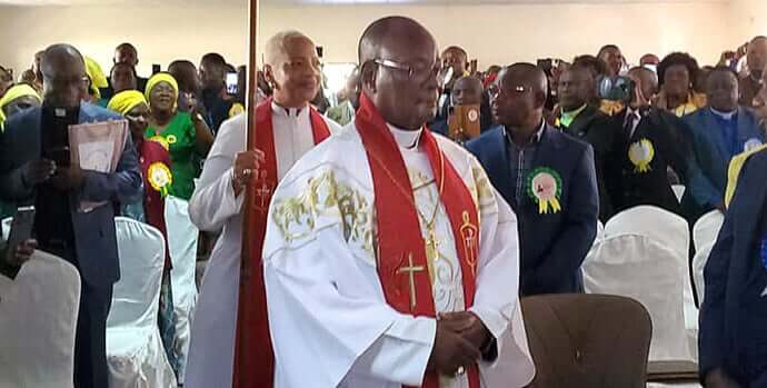 Monseigneur Gabriel Yemba Unda, Évêque de la Région du Congo Oriental et Président du Collège Episcopal d'Afrique Centrale, et Mgr Tracy S. Malone, Evêque de la Conférence de l'Indiana et Président du Conseil des Evêques Méthodistes Unis, conduisent une procession d'Evêques lors de l'ouverture de la Conférence Centrale d'Afrique Centrale, le 10 juillet à Kitwe, en Zambie. Photo par Judith Osongo, Région Épiscopale du Congo Est.