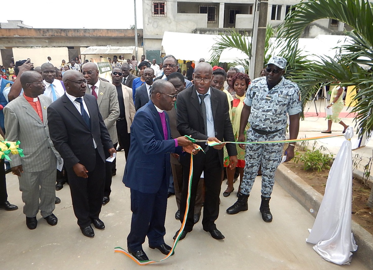 Bishop Benjamin Boni and Georges Yao Bi, a representative of the Ivorian Ministry of Tourism (right) cut the ribbon as part of the inauguration of the Côte d’Ivoire United Methodist Church missionary guest house. Photo by Isaac Broune, UMNS
