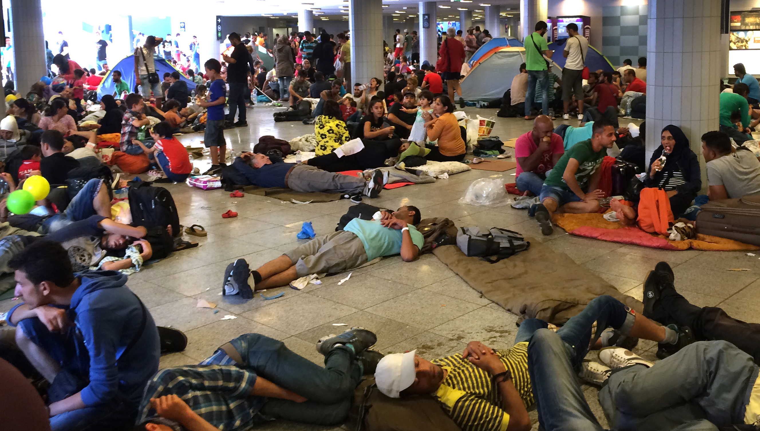 Migrants form a crowd at the Keleti pályaudvar train station Sept. 2 in Budapest while waiting passage to Germany, Austria and other wealthier countries within the European Union where the laws on refugee protection are better. Photo by Daniel Peters for UMNS
