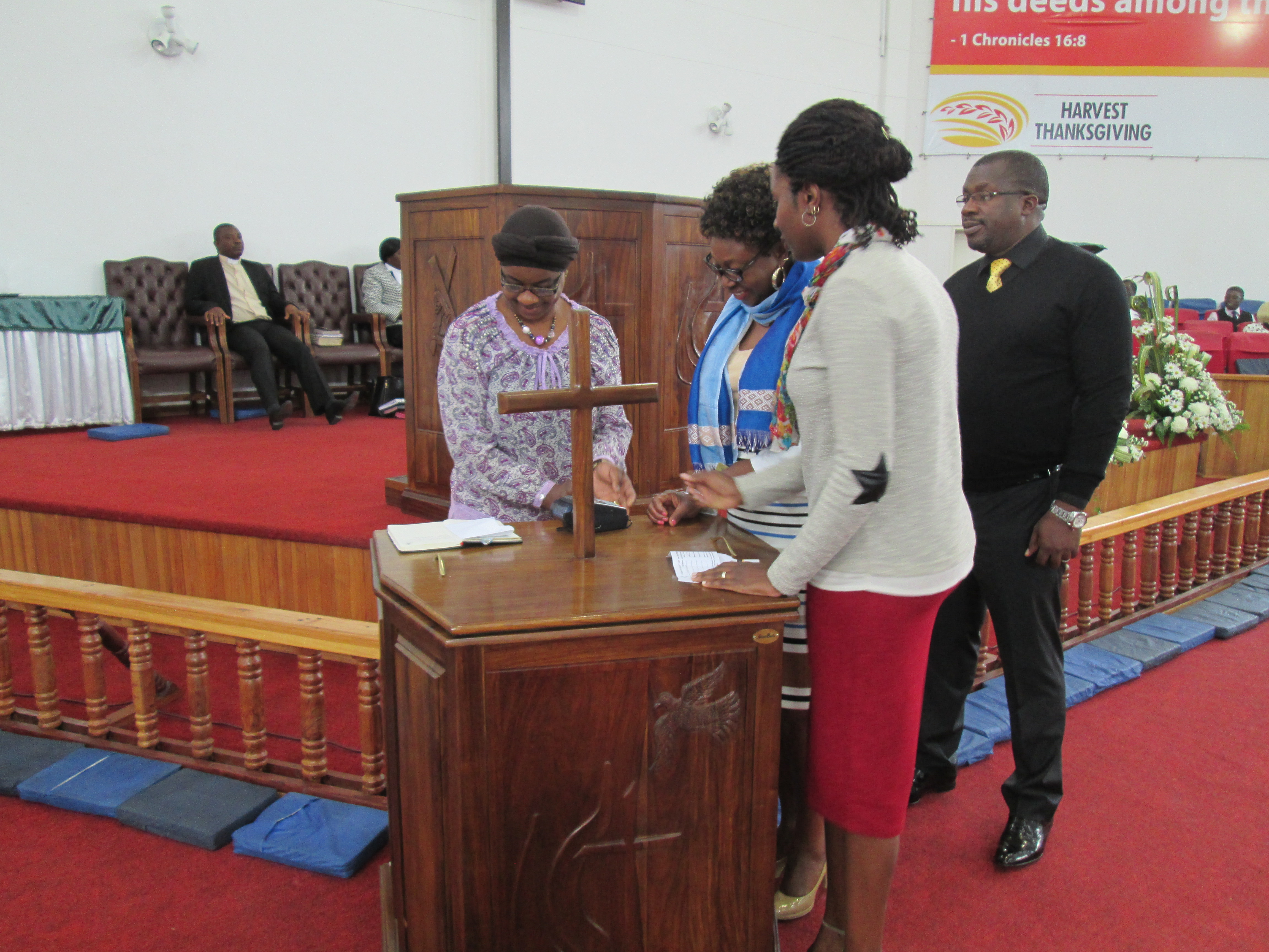 Church members line up to make contributions using point-of-sale machines at Chisipiti United Methodist Church in Harare, Zimbabwe. A UMNS photo by Kudzai Chingwe.