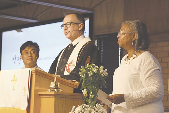 왼쪽부터 조선욱(Isaac Choh)목사, Gary Mueller 감독 그리고 아칸소 연회 선교지 참여 연대사역 부장 Maxine Allen목사가 Little Rock시에 설립된 소망연합감리교회 봉헌예배를 인도하고 있는 모습