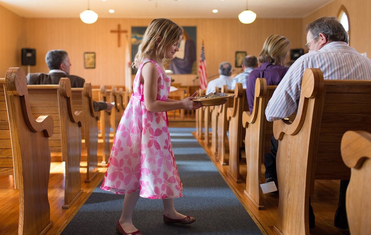 Elizabeth Knotts, 6, collects the offering at New Hope Valley United Methodist Church in Valley Furnace, W.Va. For the third consecutive year, a record number of U.S. conferences paid full apportionments to support general-church ministries. 2015 File photo by Mike DuBose, UMNS