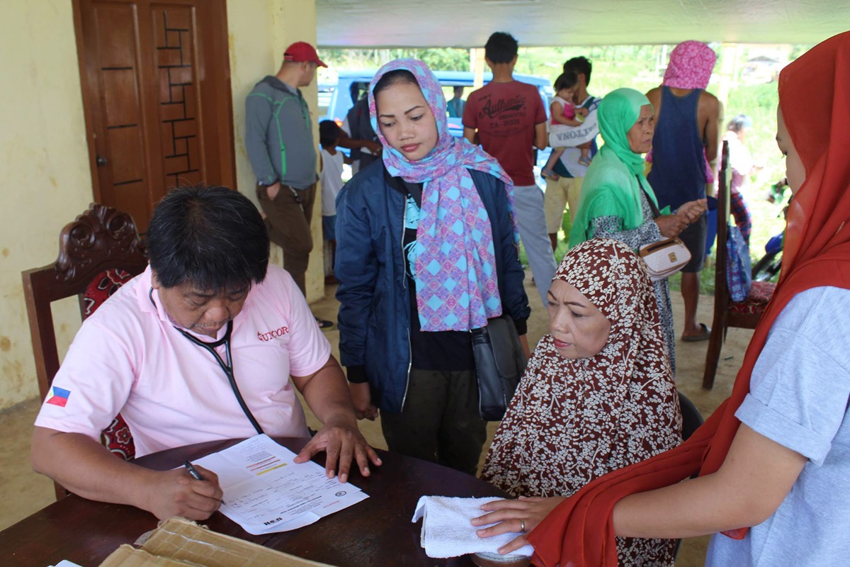 Dr. Emilio S. Caoagdan (left), a volunteer from Makilala United Methodist Church, sees patients who have fled fighting with Islamic State militants at an evacuation center in Bito-Buadi, Marawi City, Philippines. Photo by the Rev. Israel M Painit