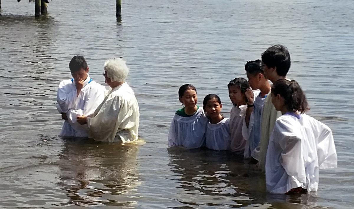 The Rev. Connie Stutts baptizes new Christians in the Neuse River in New Bern, N.C. Rhems’ membership is now about 60 percent Karen and other refugees from Burma. Photo courtesy of Rhems United Methodist Church.