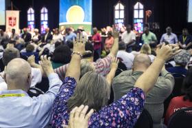 Los asistentes a la Conferencia Anual de Kentucky 2017 en Bowling Green, Ky., levantan los brazos en oración durante una "Obra de Adoración, Plenaria". El 10 de mayo, el Concilio Judicial emitió un fallo que dice que las conferencias anuales de EE. UU. no pueden desafiliarse de la denominación según la ley eclesiástica actual. Foto de archivo de Kathleen Barry, Noticias MU. Los asistentes a la Conferencia Anual de Kentucky 2017 en Bowling Green, Ky., levantan los brazos en oración durante una "Obra de Adoración, Plenaria". El 10 de mayo, el Concilio Judicial emitió un fallo que dice que las conferencias anuales de EE. UU. no pueden desafiliarse de la denominación según la ley eclesiástica actual. Foto de archivo de Kathleen Barry, Noticias MU.