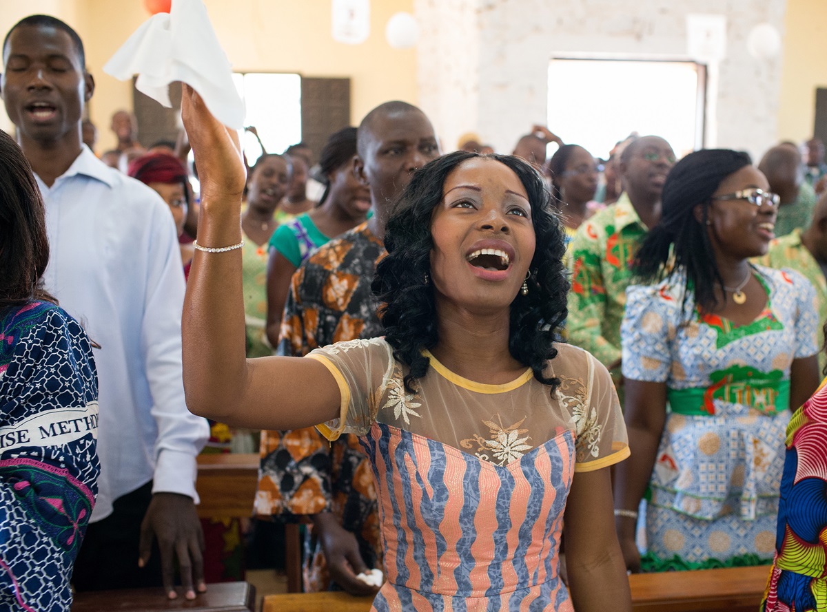 Claudia Teli N'guessan canta durante la adoración en la Iglesia Metodista Unida Templo Emmanuel en Costa de Marfil. Foto de archivo de 2015 por Mike DuBose, SMUN.