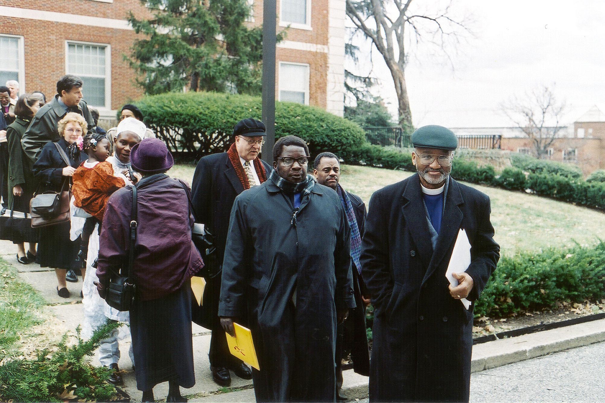 United Methodist Bishop Felton May (right) walks with Bishop Christopher Jokomo of Zimbabwe (center) following a meeting of global religious leaders to discuss AIDS policy in Washington in 2000. May died Feb. 27 at his home in Ellicott City, Maryland. File photo by Dean Snyder.