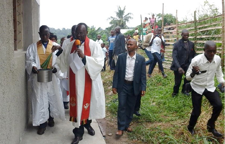 Photo de Philippe Kituka Lolonga, UMNS L’Evêque Gabriel Unda de la Région Episcopale du Congo-Est procède à l'inauguration de l'église locale Onotamba de Kisangani (RDC). Cette église est le don d’un laïc, 