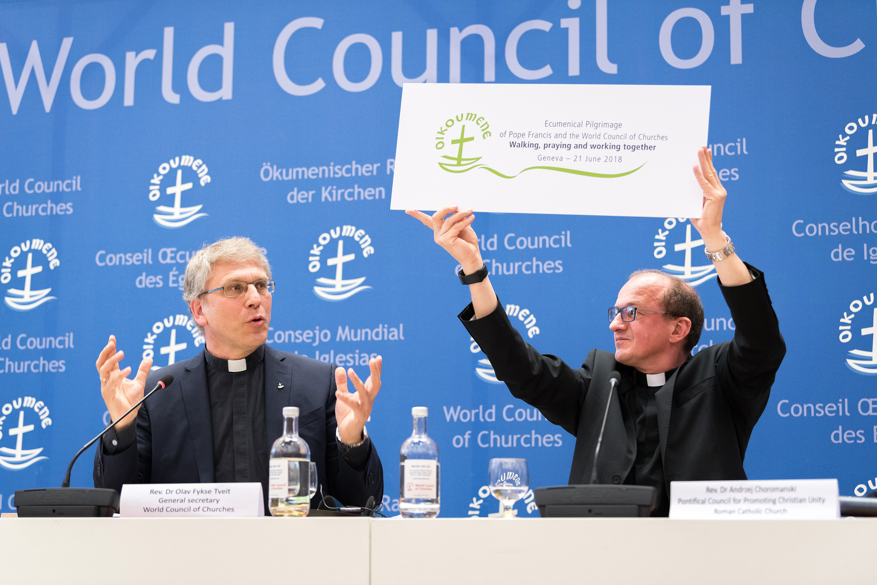The Rev. Olav Fykse Tveit, the World Council of Churches’ top executive, left, and Andrzej Choromański of the Roman Catholic Church’s Pontifical Council for Promoting Christian Unity, present a graphic symbol of the June 21 visit by Pope Francis to the WCC during a May 15 press conference in Geneva. 