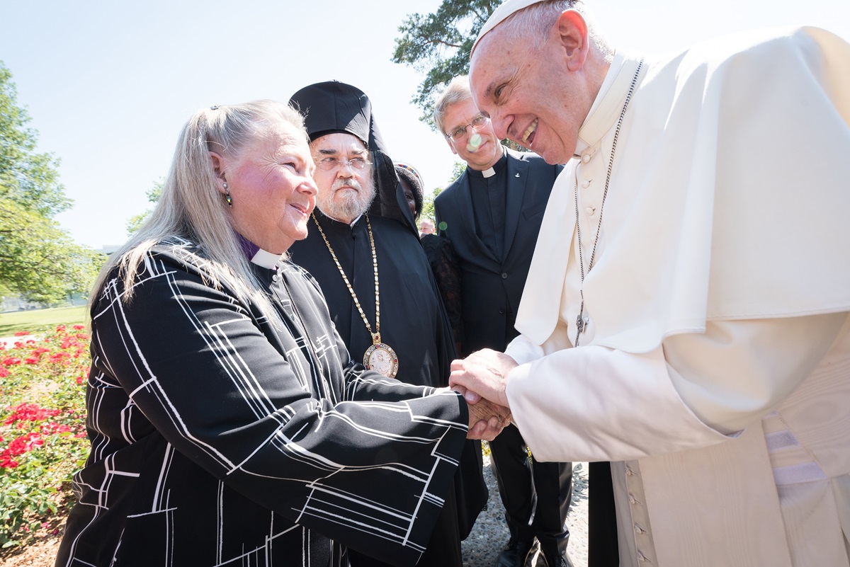 United Methodist Bishop Mary Ann Swenson, vice-moderator of the World Council of Churches Central Committee, greets Pope Francis in Geneva, Switzerland. Photo by Albin Hillert, WCC.
