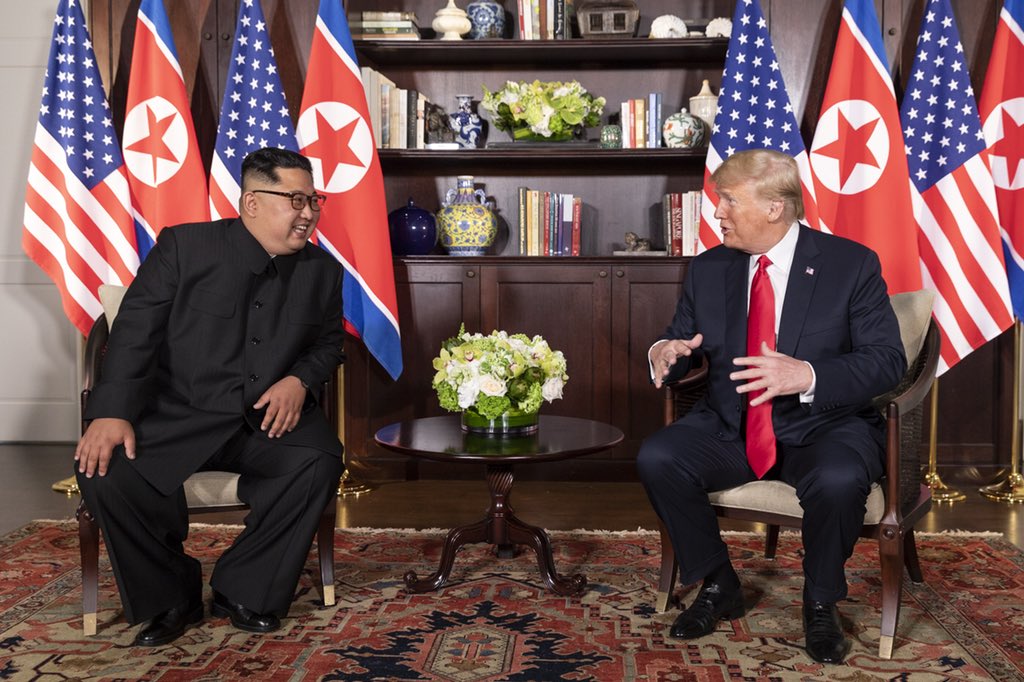 북한의 김정은 위원장(왼쪽)이 도널드 트럼프 대통령과 싱가포르 카펠라 호텔 정상 회담 중 대화를 나누고 있다. Photo courtesy of Dan Scavino Jr., Wikimedia Commons.