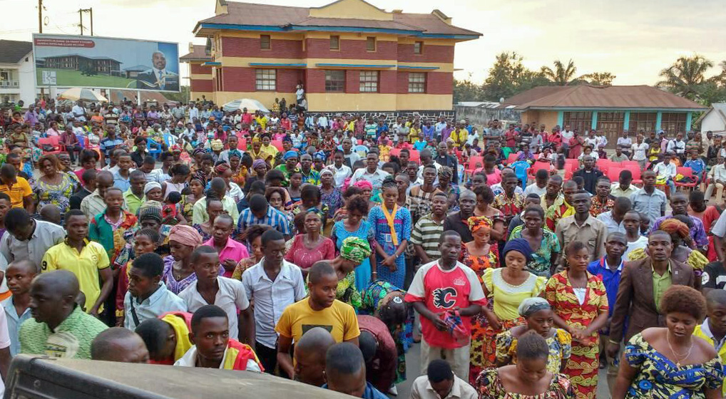 Un rassemblement de fidèles sur la place publique de Kindu (RDC) pendant une campagne d’évangélisation conduite par le Rév. Martin Kasongo. Plus de 100 personnes ont rejoint l’Eglise Méthodiste Unie pendant cet évènement. Photo Rév. Martin Kasongo