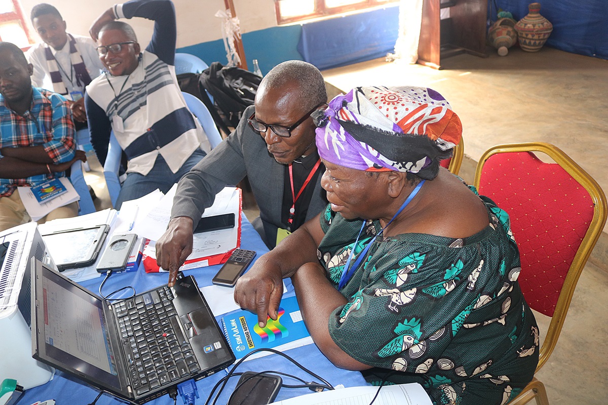 Kito Bonane, vice president of United Methodist Women in Kivu, learns the basics of computer science during technology training in Bukavu, Congo. Photo by Philippe Kituka Lolonga, UMNS. 