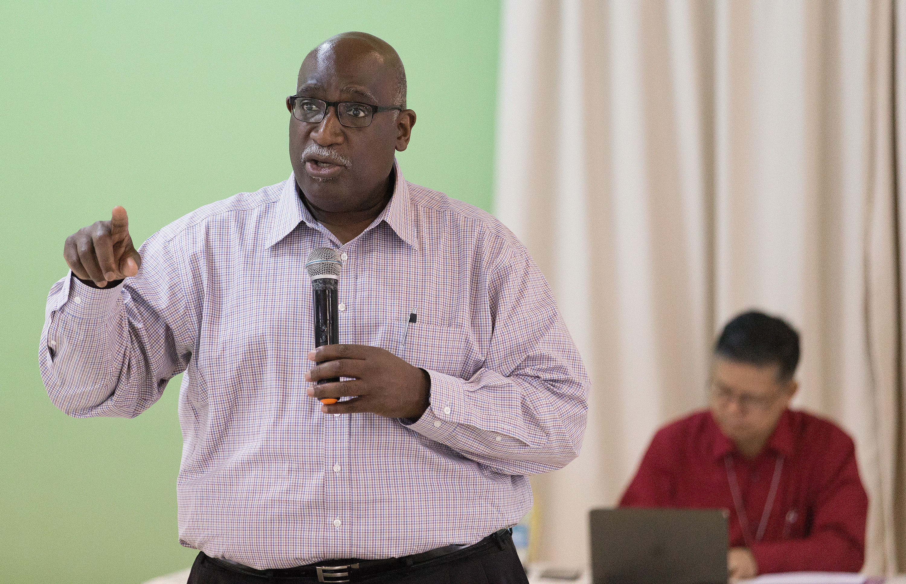 O Bispo Gregory Palmer faz uma apresentação durante a reunião do Comitê Permanente Metodista Unido sobre Assuntos da Conferência Central em Abidjan, Costa do Marfim, em fevereiro de 2018. - Foto de arquivo por Mike DuBose, SMUN.