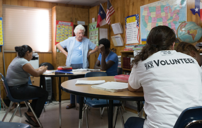 Sister Thérèse Cunningham (standing) and Ileen Montemayor (foreground) teach English to immigrants at La Posada Providencia in San Benito. Photo by Mike DuBose, UMNS.