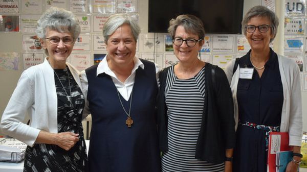 De izquierda a derecha: Obispa Peggy Johnson, Hermana Norma Pimentel, Obispa Sally Dyck y Obispa Hope Morgan Ward. Foto cortesía de Tricia Bruckbauer.