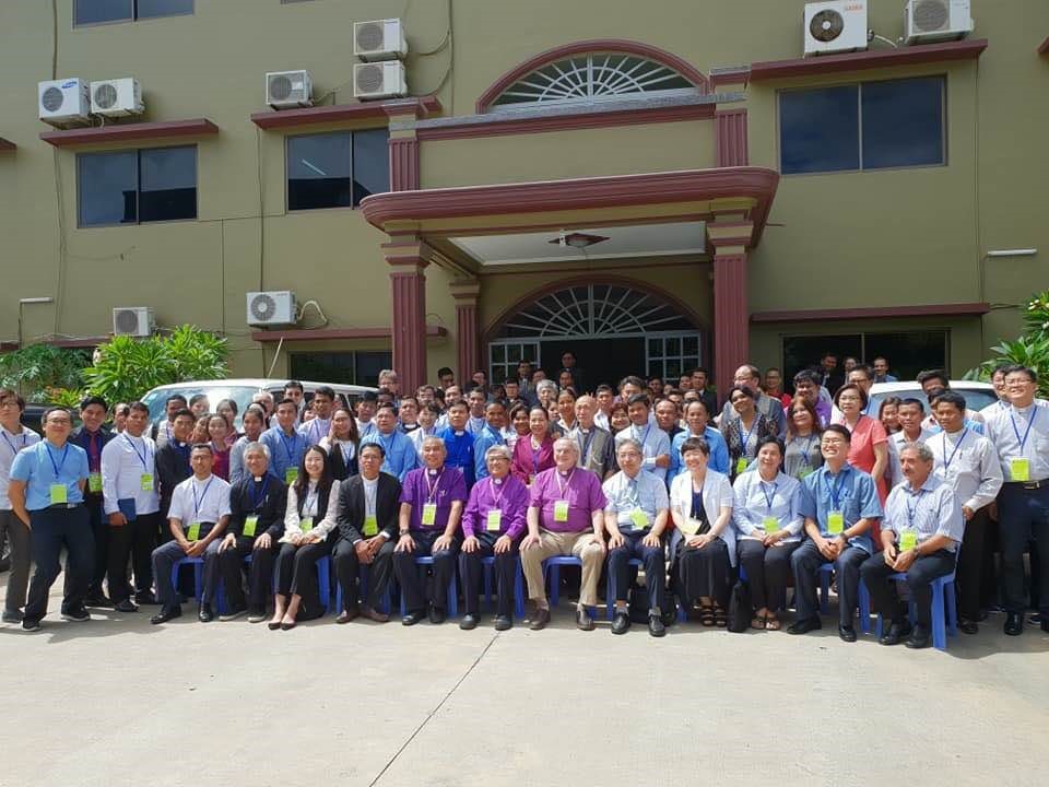 캄보디아 잠정연회를 마친 후 단체 사진. 사진: 김명임목사 