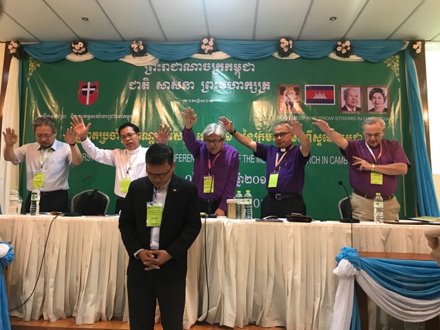 감리교 목회자들이 새로 선출된 캄보디아 감리교 회장인 룬 소피를 위해 기도하고 있다. 사진 : 김명임 목사   