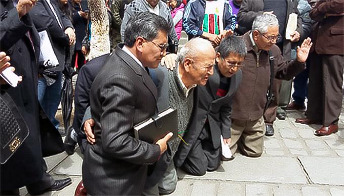 Foto cortesia do Expositor Cristão.  Pastores se reuniram para orar na Praça Murillo, na cidade de La Paz, capital da Bolívia.