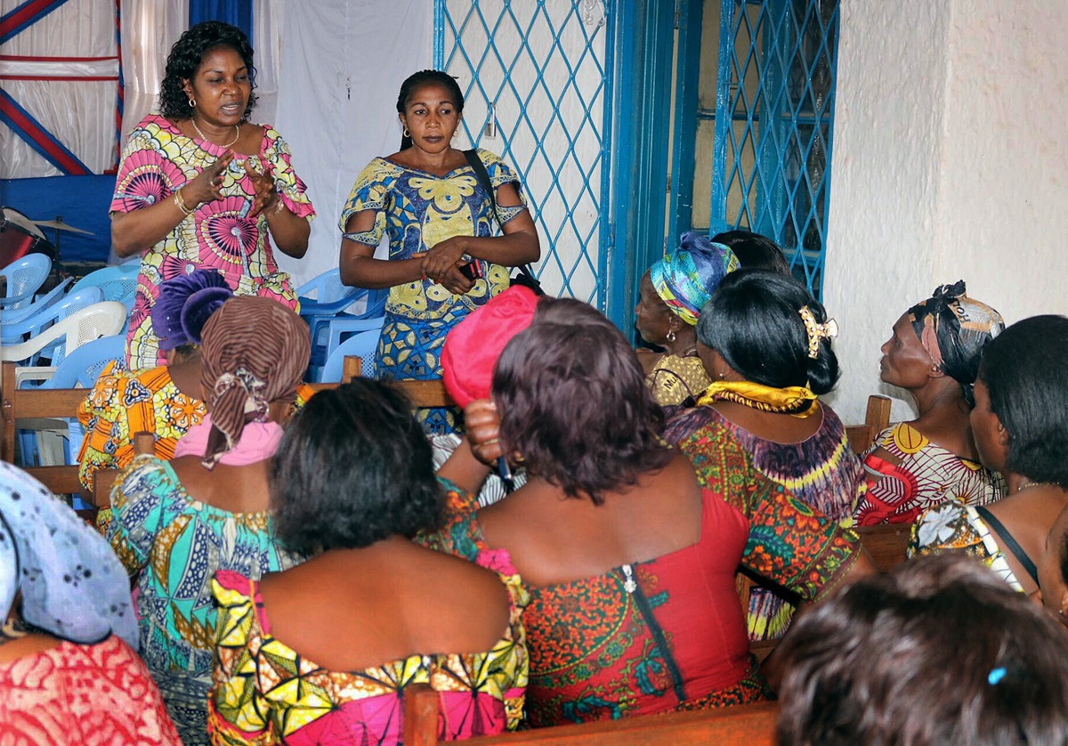 Dr. Marie Claire Manafundu (left rear) trains women on how to prevent the spread of Ebola during a class at Ibanda United Methodist Church in Bukavu, Congo. Photo by Philippe Kituka Lolonga, UMNS.
