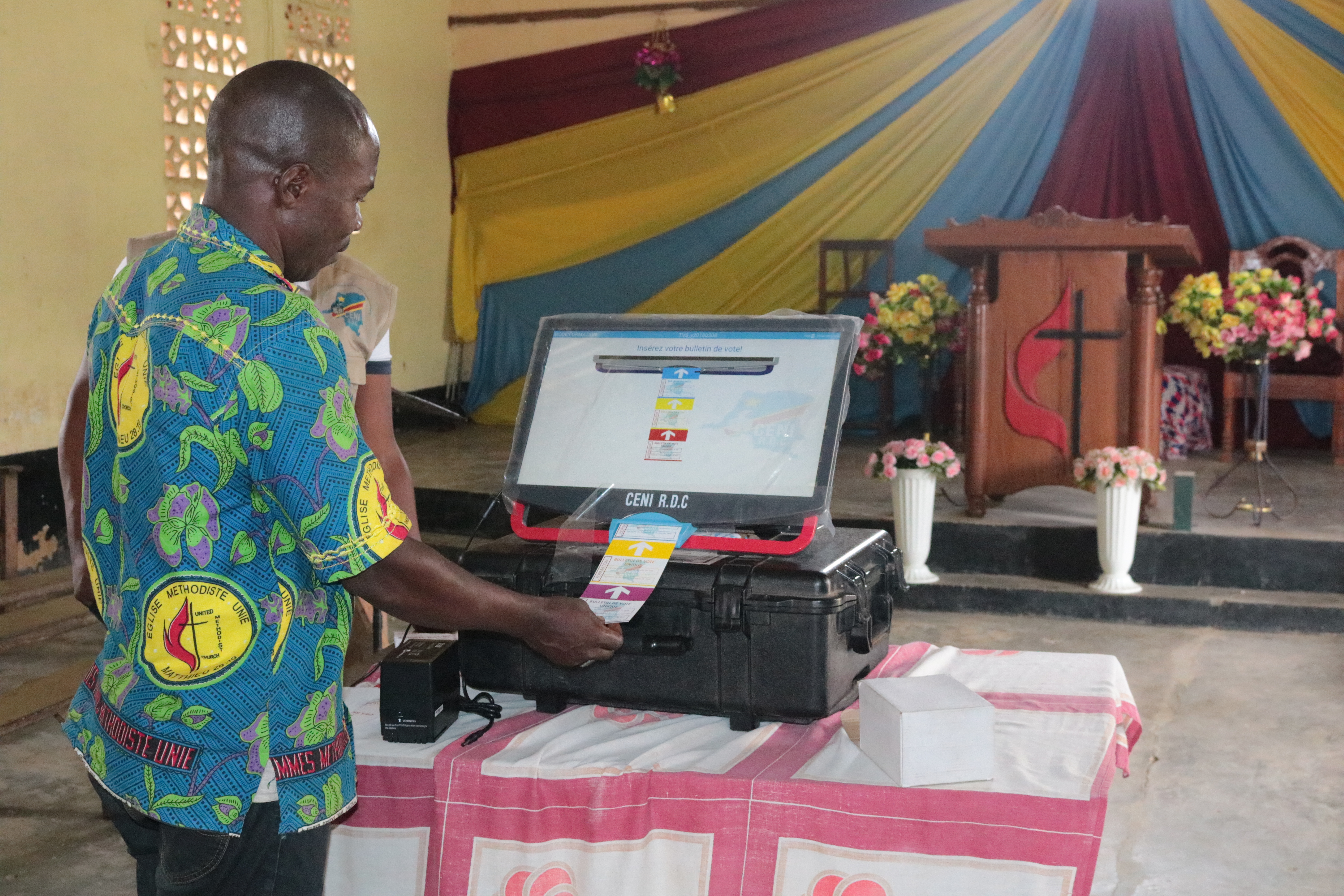 Des jeunes méthodistes unis lors d'une séance de sensibilisation organisée par la Jeunesse Pour Christ sur les innovations contenues dans la nouvelle loi électorale. Photo de Chadrack Londe