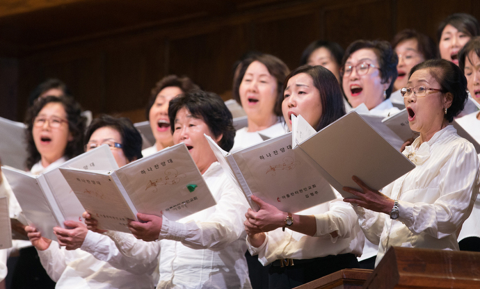 The choir from the Korean Church of Atlanta United Methodist Church sings during closing worship at the roundtable. Photo by Mike DuBose, UMNS.