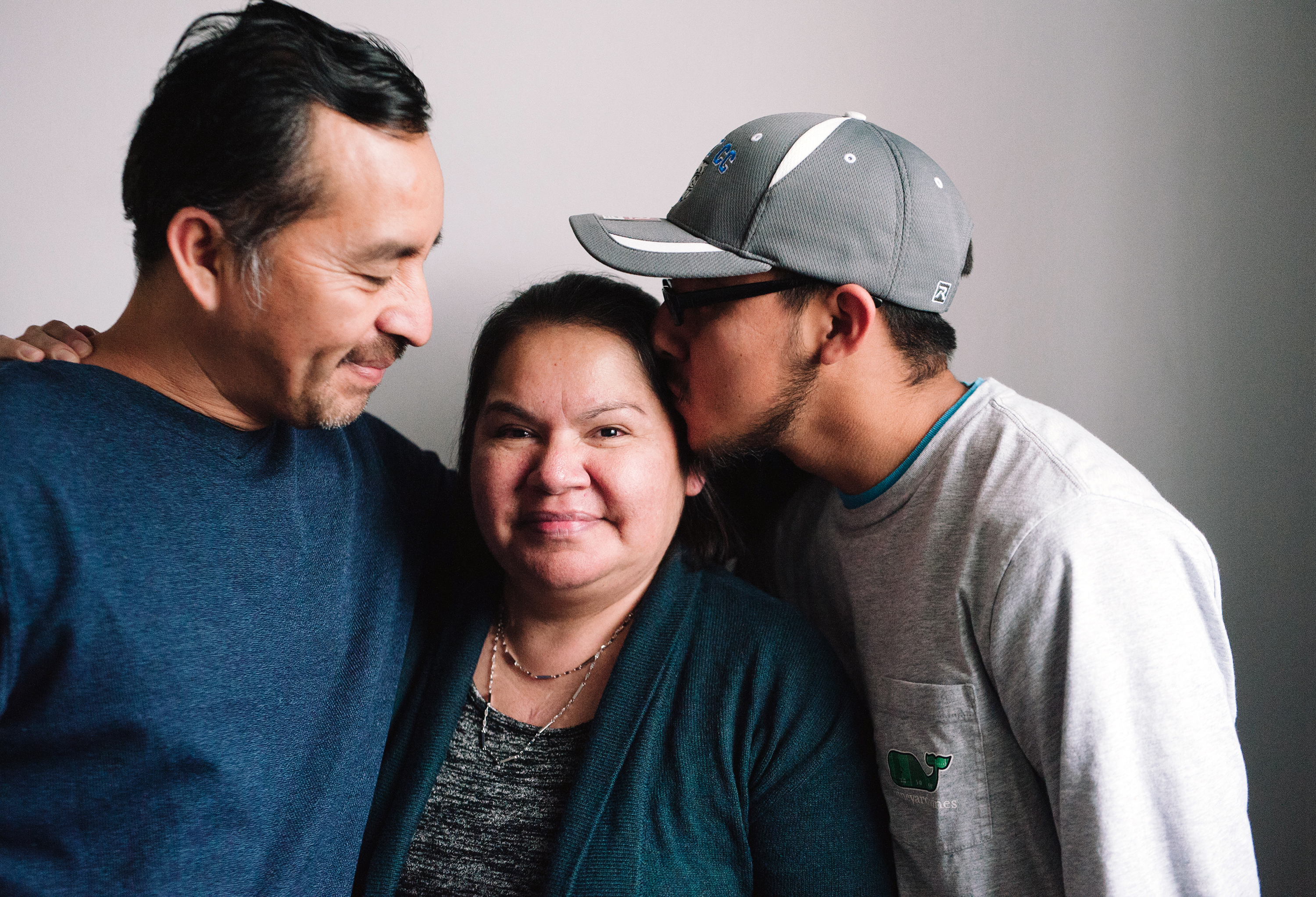 Samuel Oliver-Bruno, (izquierda) abraza a su esposa e hijo en una foto tomada a principios de 2018. Oliver-Bruno se había refugiado en la Iglesia Metodista Unida CityWell en Durham, Carolina del Norte, mientras solicitaba permanecer en los Estados Unidos para cuidar de su esposa enferma. Fue arrestado por funcionarios de ICE el 23 de noviembre de 2018 y posteriormente deportado a Méjico. Foto de Anna Carson Dewitt, cortesía de la Iglesia Metodista Unida CityWell.