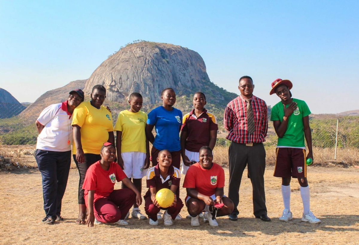 Seis estudantes da Escola Metodista Unida Murewa, no Zimbábue, foram selecionados para disputar a partida feminina da Associação Internacional de Futebol Cego no Japão, em 2019. Na primeira fila, da esquerda para direita, estão os alunos Fadzai Kimberley Nyakudya, Chengetai Chipanga e Monalisa Makoma; na fila de trás, da esquerda para direita, estão Teresa Mharadzirwa, a professora/guia Constance Tendere Munemo, Tanisha Zonde, a goleira Gellie Mawarire, Tarumbidzwa Taruvinga, o diretor esportivo Pilani Nyanhanda e Titus Tsiga. Foto de Chenayi Kumuterera, SMUN.