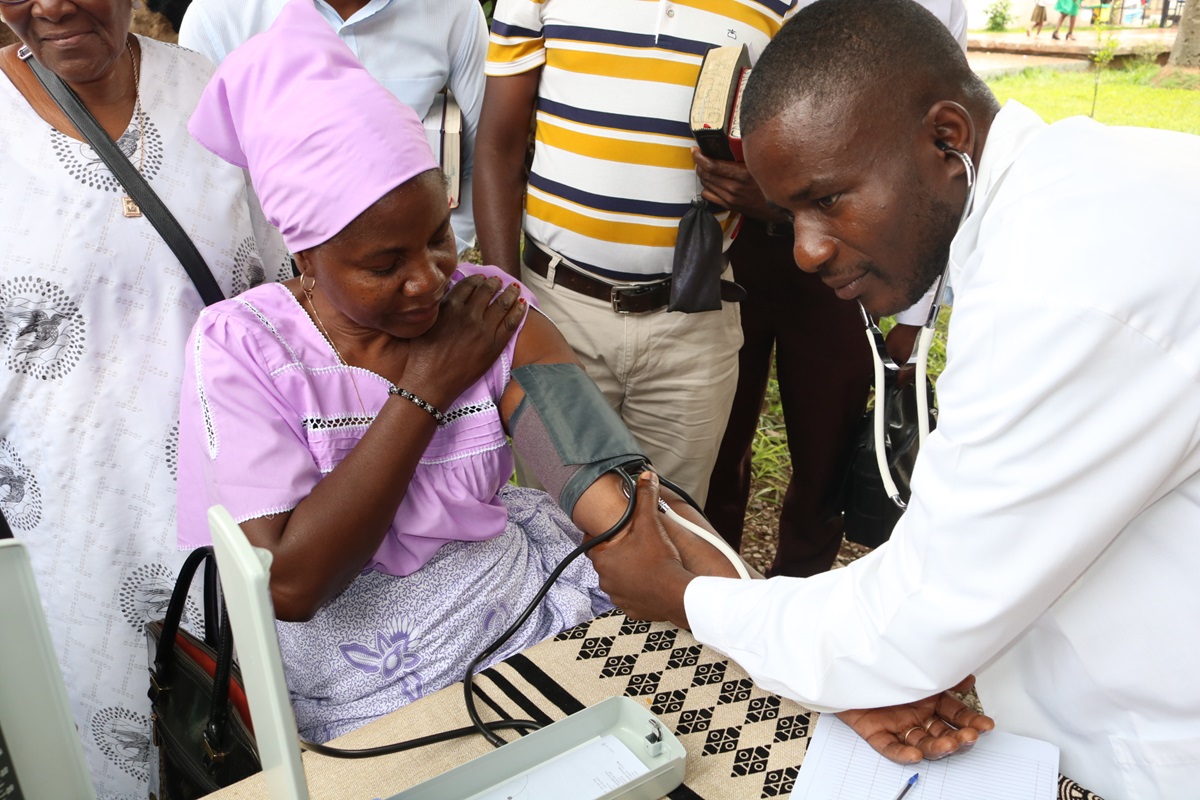 Dr. William Kawele medindo tensao do paciente Serfaina Muhongo. Photo por Nhanga Golcalves.