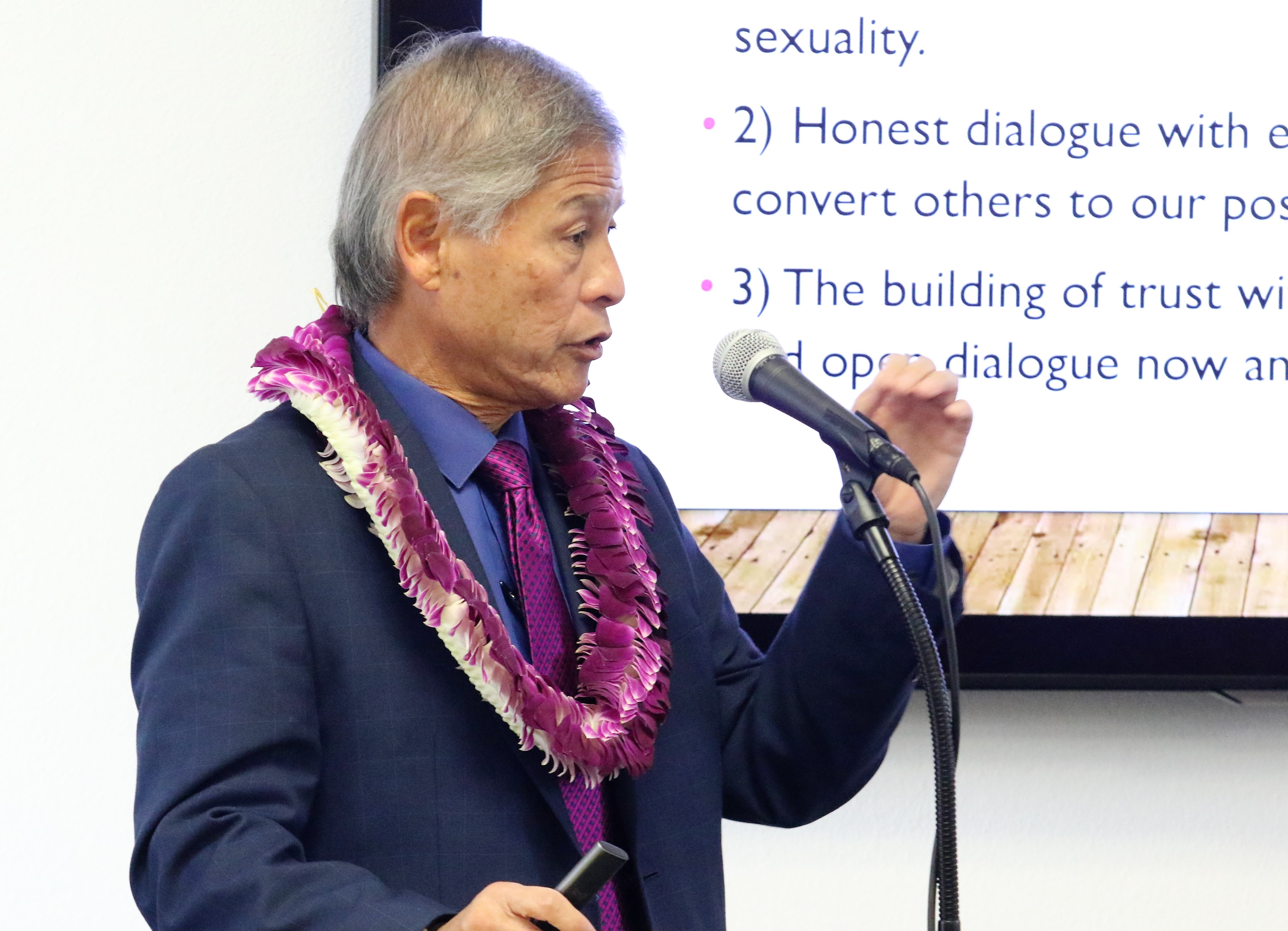 칼팩 연회의 그랜트 하기야 감독이 지난 12월 10-11일 캘리포니아주에 있는 클레어몬트 신학대학원에서 열린 태평양제도계 연합감리교인들의 모임에서 2019년 2월에 열릴 특별 총회에 제출된 세 가지 플랜에 대한 설명을 하고 있다. 사진 김응선 목사, UMNS.