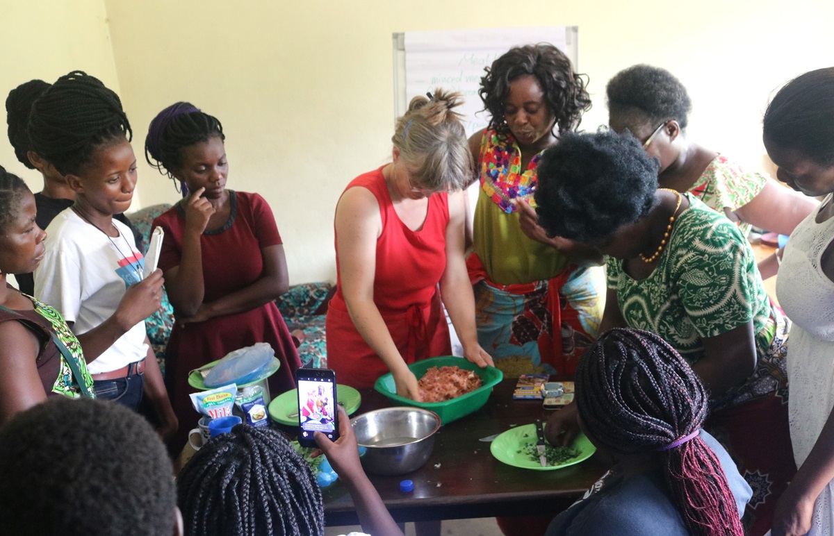 Christina Schmidt, a volunteer with the Malawi Conference women’s organization, teaches young women how to make meatballs during training in Blantyre, Malawi. Photo by Francis Nkhoma, UMNS.