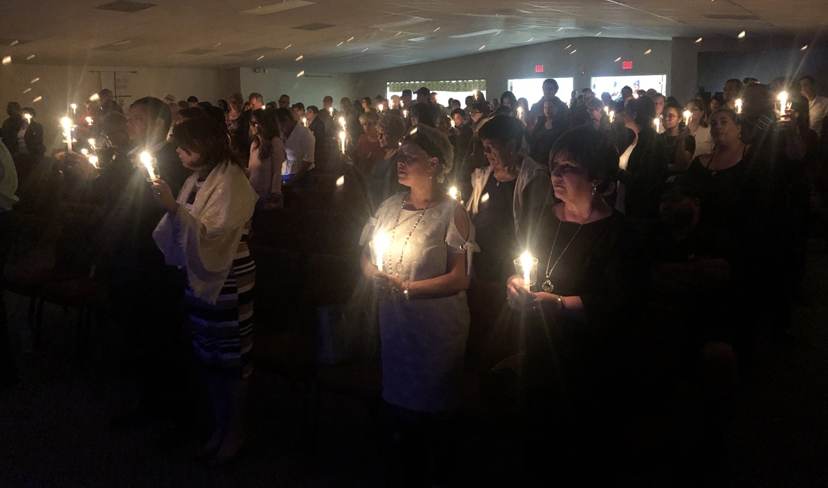 Close to 200 people gather for a candlelight vigil Jan. 24 at Nuevo Pacto United Methodist Church in Sebring, Fla., in memory of Marisol Lopez. Photo by Juan A. Maldonado for UMNS.  