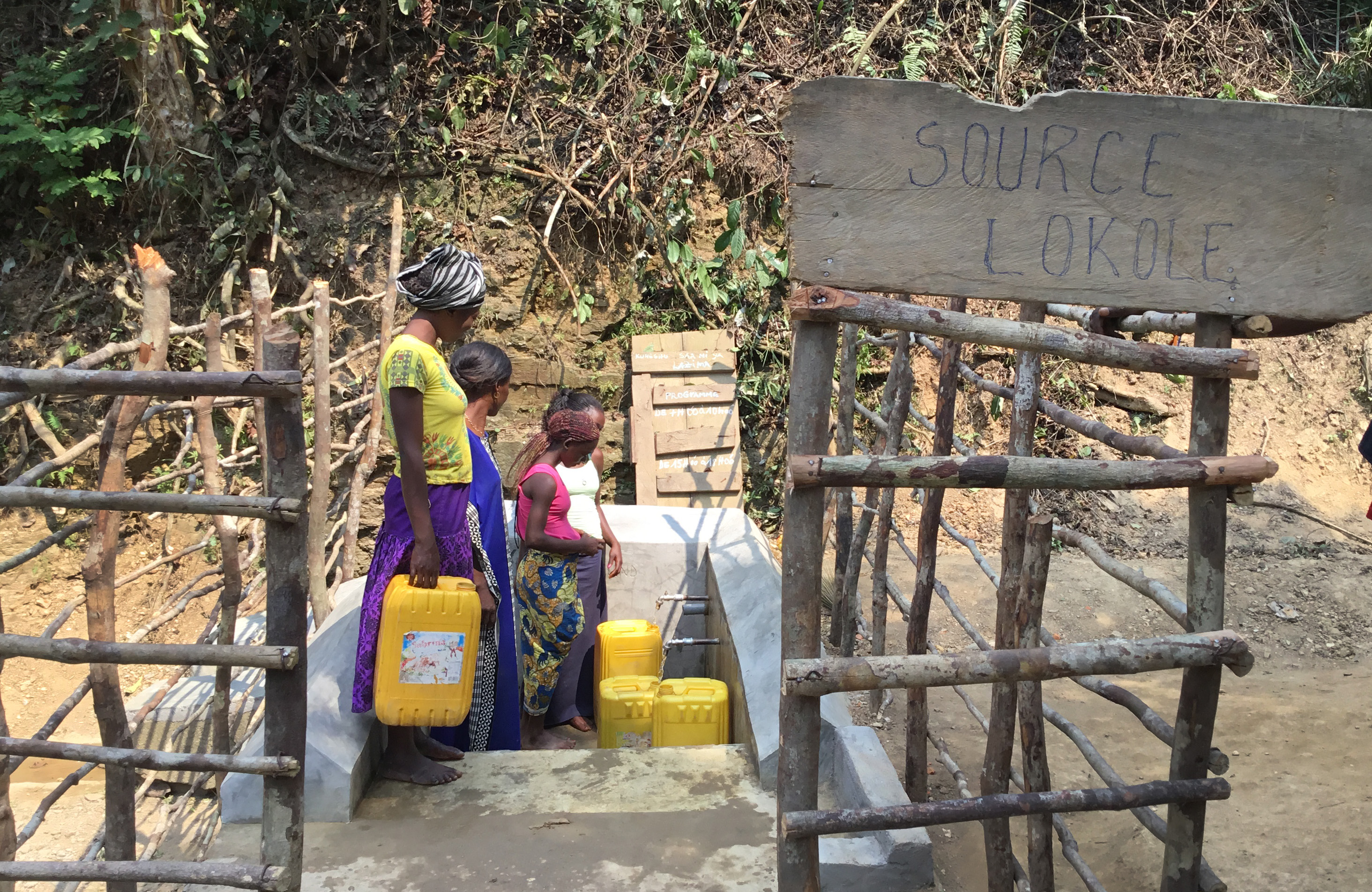 여성들이 콩고 미켈렝게에 위치한 연합감리교회 로콜 선교회 근처의 복구된 “로콜 우물”에서 플라스틱 통에 물을 채우고 있다. 사진: 주디스 오송고 양가