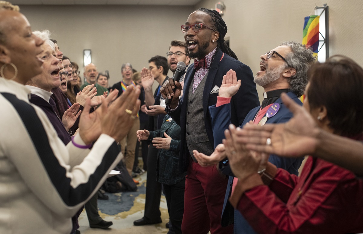The singing of "This Little Light of Mine" opens a Feb. 22 gathering on the eve of the 2019 General Conference that featured openly gay delegates and others supporting full inclusion of LGBTQ people in The United Methodist Church. The Rev. Jay Williams (center) led the singing and also moderated a panel discussion. Photo by Kathleen Barry, UMNS.