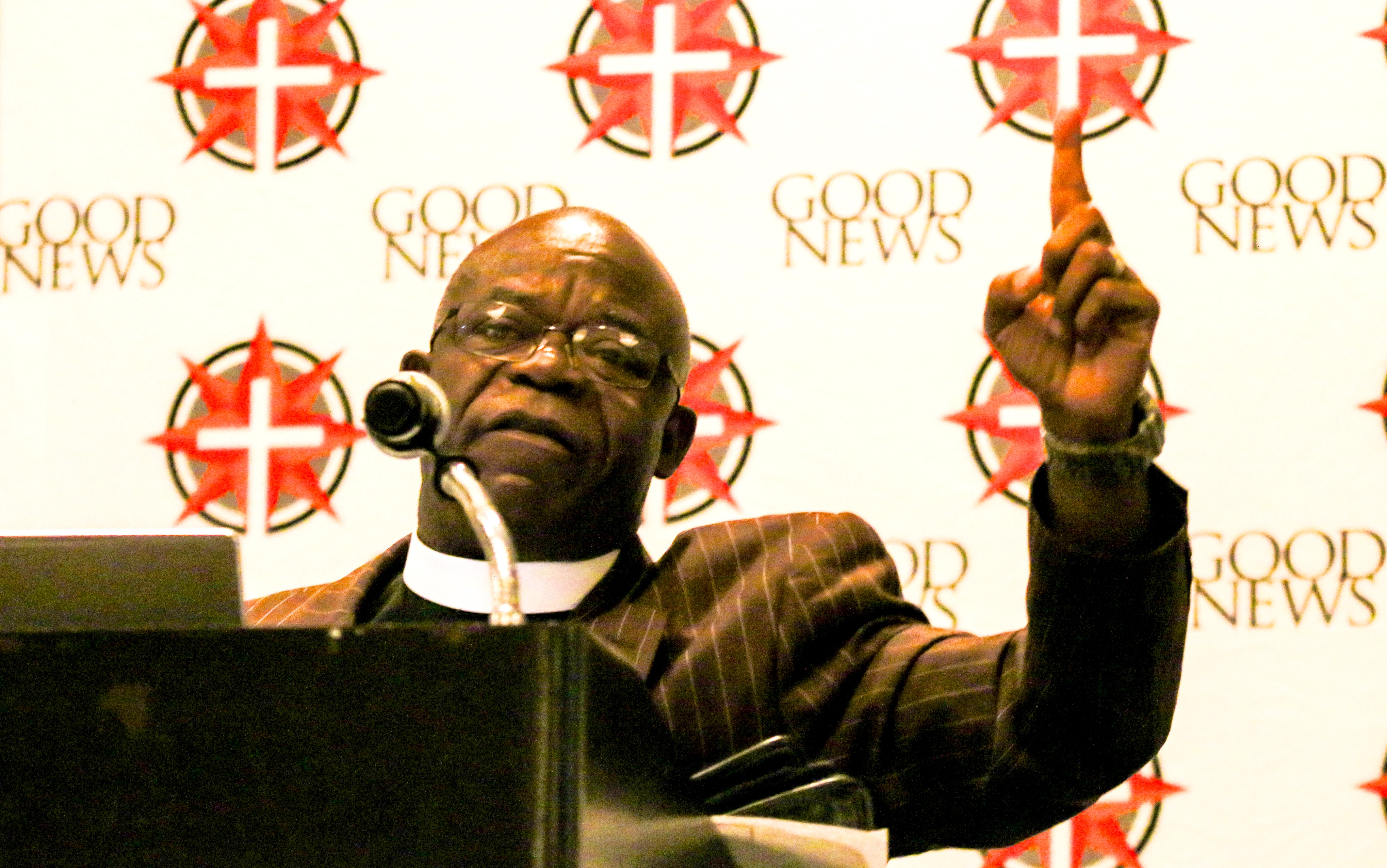 El Rev. Jerry Kulah defiende el Plan Tradicional Modificado durante un desayuno del 23 de febrero ofrecido por "Good News" (Buneas Nuevas), un grupo tradicional no oficial de La Iglesia Metodista Unida. El desayuno atrajo a una multitud desbordante a un hotel de San Luis el día de la apertura de la Conferencia General de 2019. Foto por Steve Beard, "Good News".