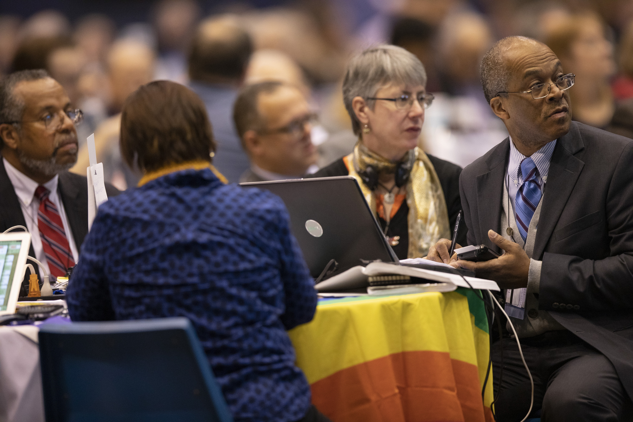 Les délégués écoutent et se préparent à voter ce 25 Février lors de la Conférence Générale   2019 de l’Eglise Méthodiste Unie à l'intérieur du Dôme, de l’America's Center à St. Louis.   Photo de Kathleen Barry, UMNS.