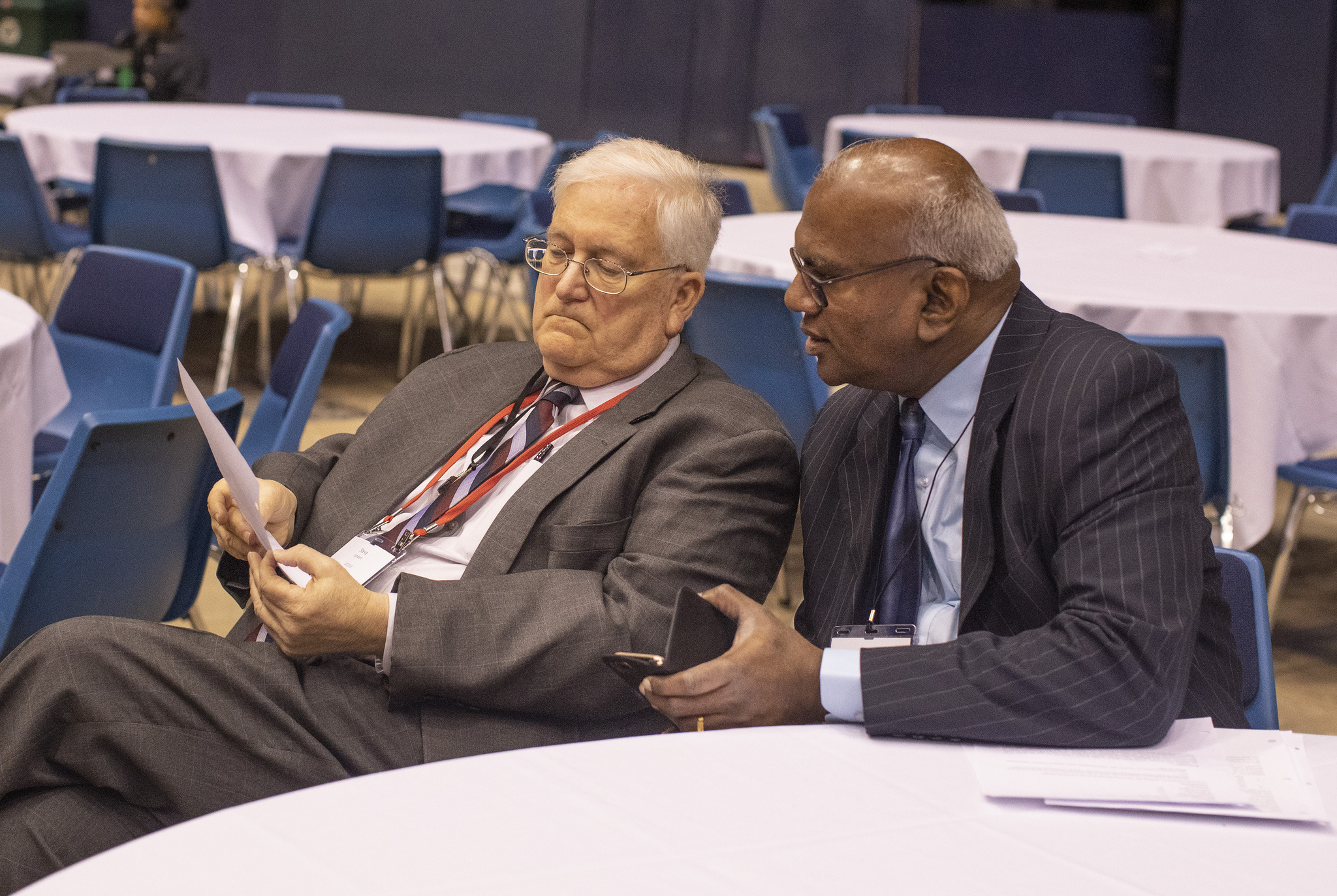 Steven Lambert (à gauche), avocat général, et A. Moses Kumar, secrétaire général et trésorier,   tous deux du Conseil Général des Finances et de l'Administration, écoutent attentivement lors   de la Conférence Générale 2019 de l’Eglise Méthodiste Unie à St. Louis, le 25 Février. Photo   de Kathleen Barry, UMNS.