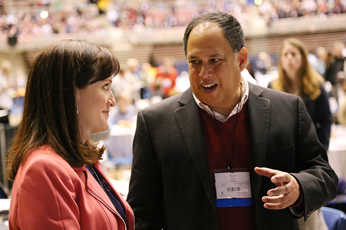 Los/as delegados/as, la Revda. Jessica LaGrone y Oscar Garza discuten la legislación durante la Conferencia General 2019. Foto de Brant Mills, cortesía de la Conferencia Anual de Tejas.