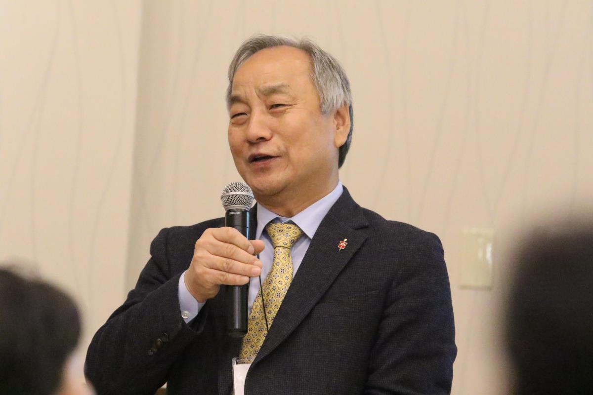 2019년 특별총회에 참석한 아시아-태평양계 참석자들에게 인사말을 하고 있는 정희수 감독. 사진 김응선 목사, 연합감리교뉴스.