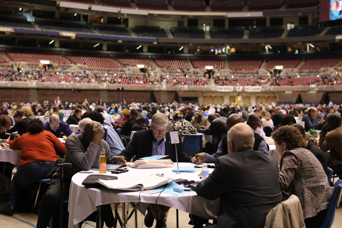 Os delegados fazem uma pausa para a oração durante o Dia de Oração e Preparação, em 23 de fevereiro, na Sessão Especial de 2019 da Conferência Geral Metodista Unida em St. Louis. Foto de Kathleen Barry, SMUN.