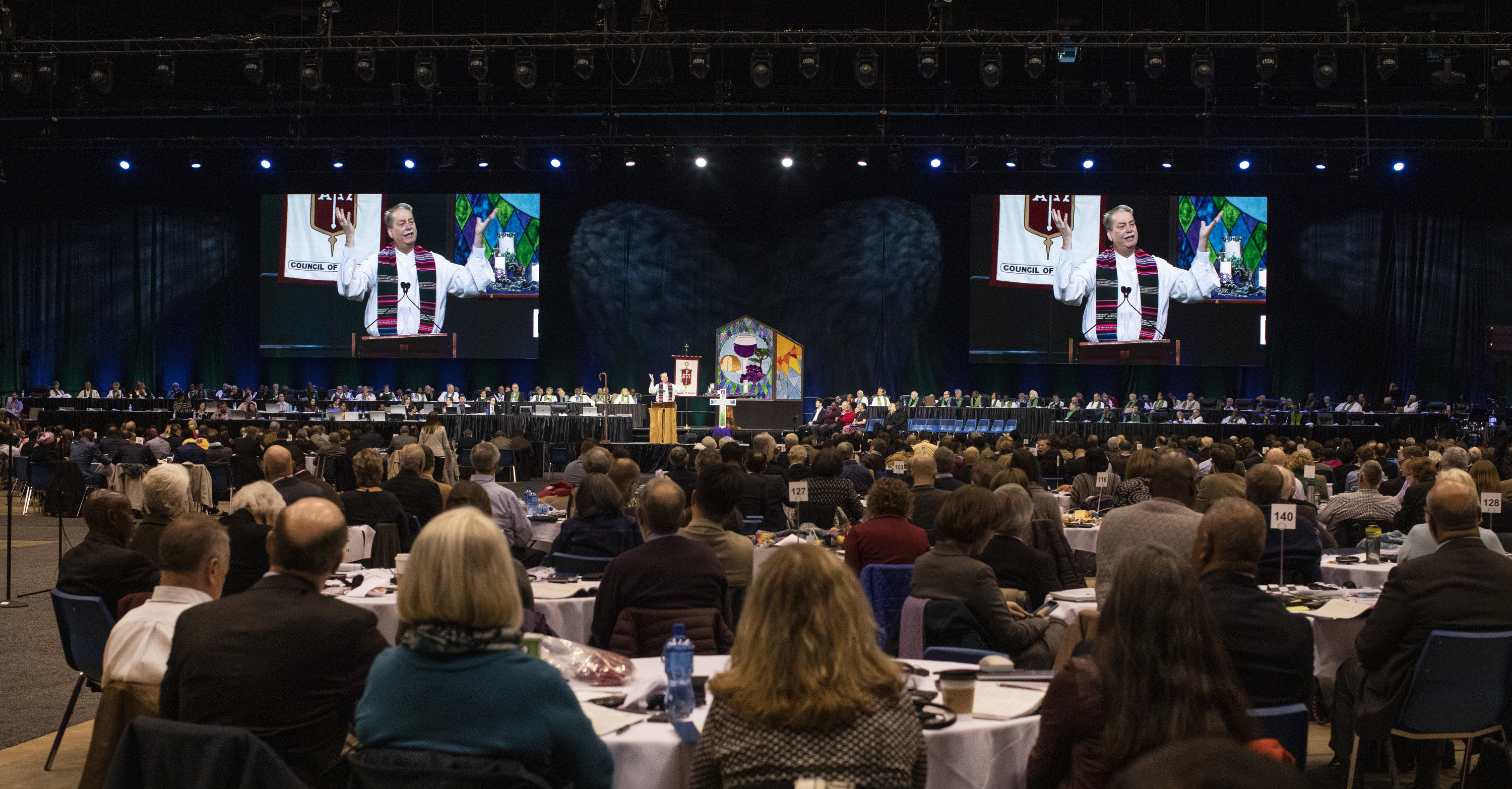 L’évêque Kenneth H. Carter prononce le sermon lors du culte d'ouverture de la Conférence Générale 2019 de l’Eglise Méthodiste Unie à Saint-Louis. Photo de Kathleen Barry, UMNS.