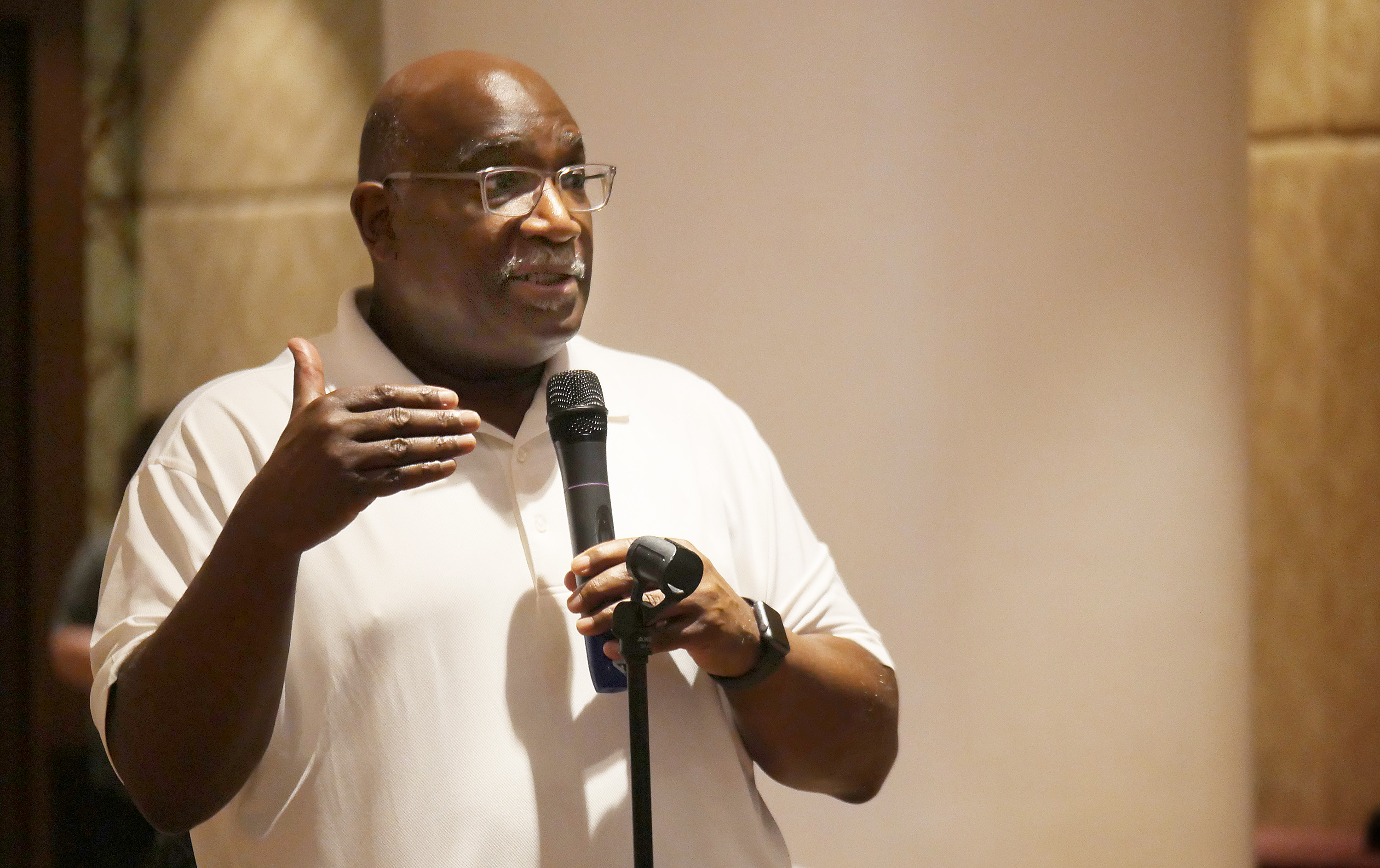 O Bispo Gregory V. Palmer, da Conferência Oeste de Ohio, discursa no Comitê Permanente sobre Assuntos da Conferência Central durante sua reunião em Manila. Ele presidiu o subcomitê do Comitê Plano Compreensivo da África. Foto de Heather Hahn, SMUN.