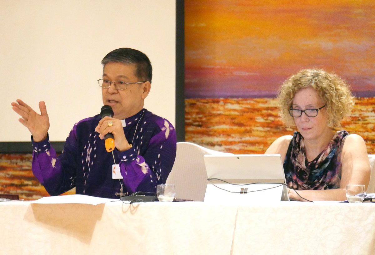 Manila Area Bishop Ciriaco Q. Francisco (left) presides at a meeting of the Standing Committee on Central Conference Matters in Manila, Philippines. At right is the Rev. Deanna Stickley-Miner, the committee’s secretary. Photo by Heather Hahn, UMNS.