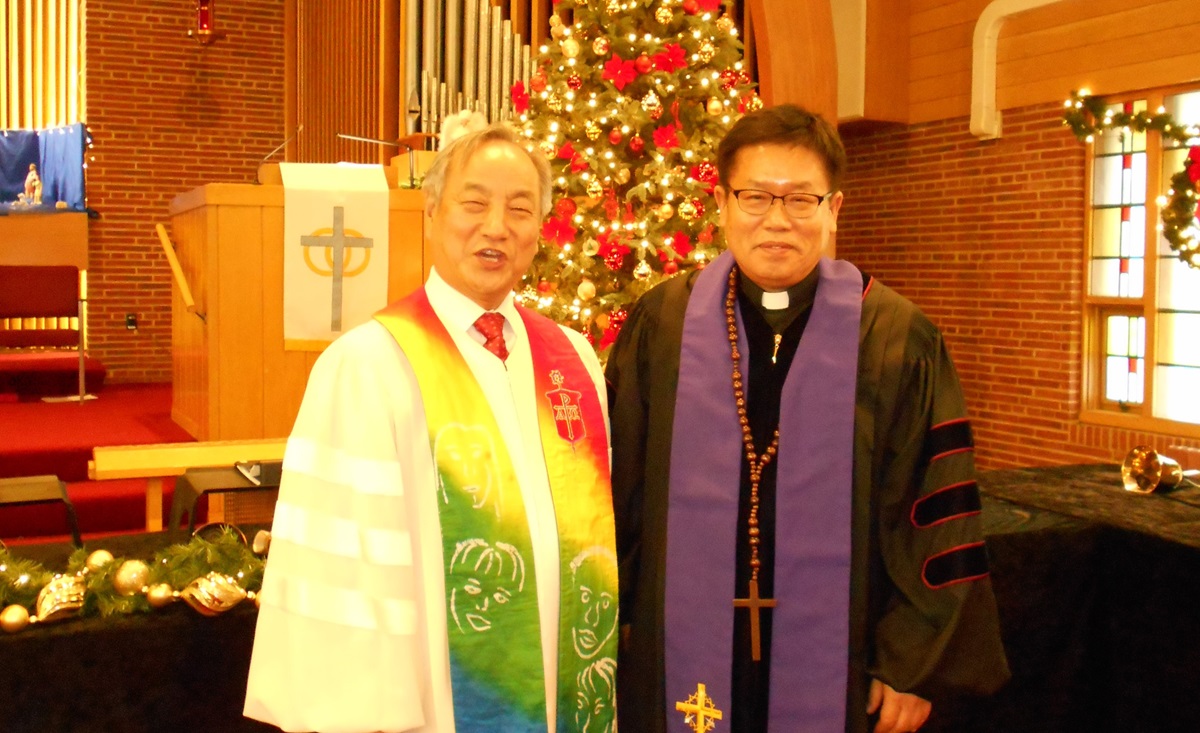 김선중 목사(오른쪽)와 정희수 감독이 2018년 12월 대강절 첫 주일을 함께 했다. 사진 제공 김선중 목사.