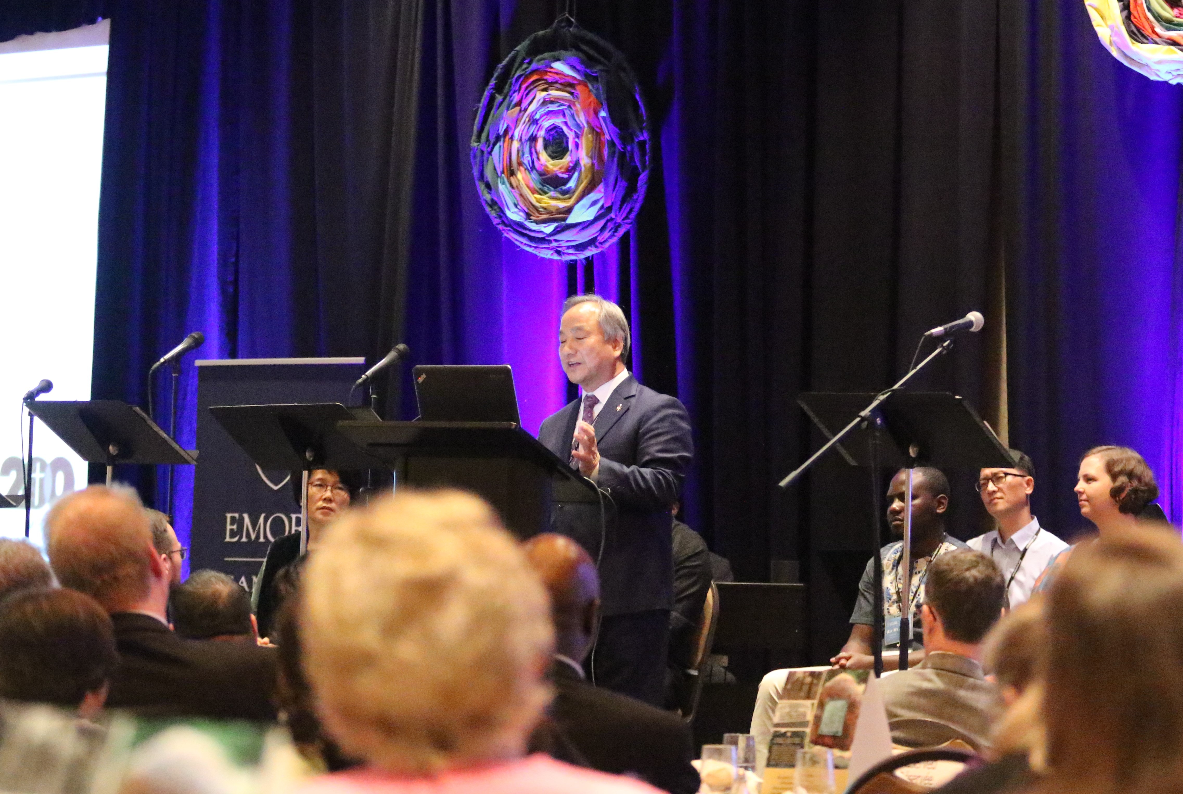 정희수 감독이 2019년 4월 8일 애틀랜타 에모리대학 컨퍼런스센터에서 열린 감리교 세계선교 200주년 행사에서 인사말을 하고 있다. 사진, 김응선 목사, 연합감리교뉴스.