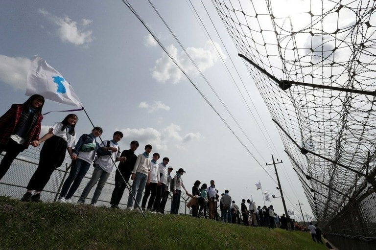 임진각 근처 비무장 지대에서 인간 사슬에 참여한 학생 그룹. 사진 제공: 한국기독교교회협의회(NCCK)