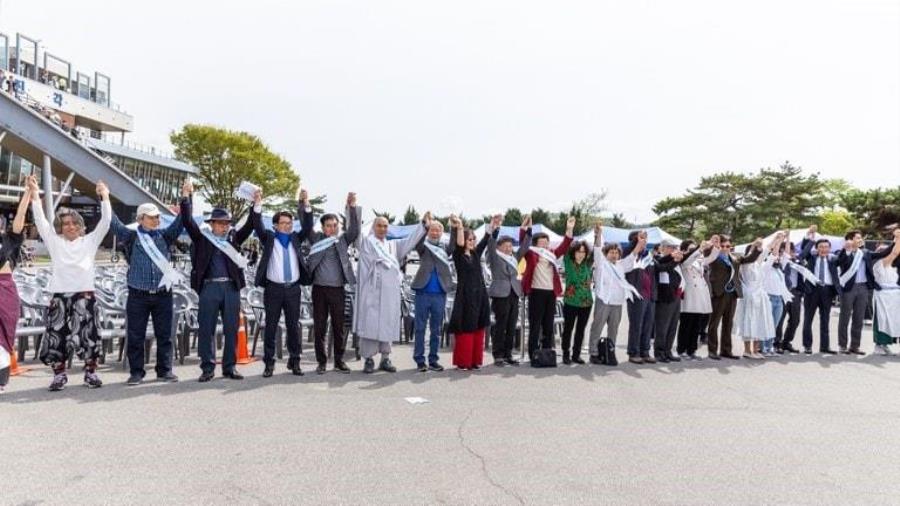 남북 간 500킬로미터 비무장 지대에서 <평화인간띠운동>에 참여한 사람들이 다 함께 손을 잡았다. 사진 제공, 박종천 목사.