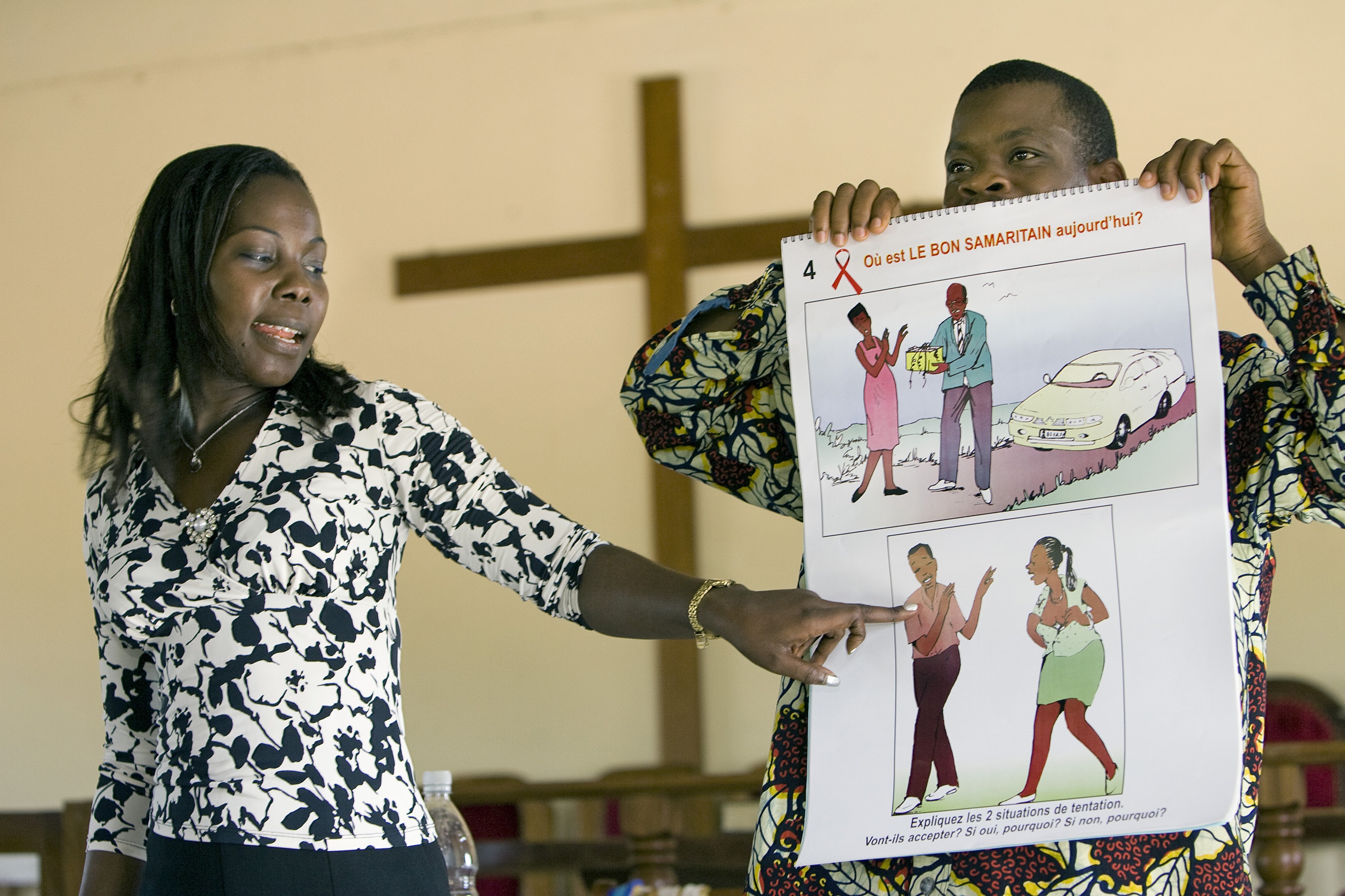 An educator from the Alliance Biblique de Côte d'Ivoire conducts a public health lesson on AIDS in the sanctuary at Jerusalem Parish United Methodist Church in Yamoussoukro, Côte d'Ivoire in this November 2008 file photo. Preventive education is among the topics that will be discussed during the United Methodist Global HIV/AIDS Committee West Africa Summit May 19-21 in Abidjan. File photo by Mike DuBose, UMNS.